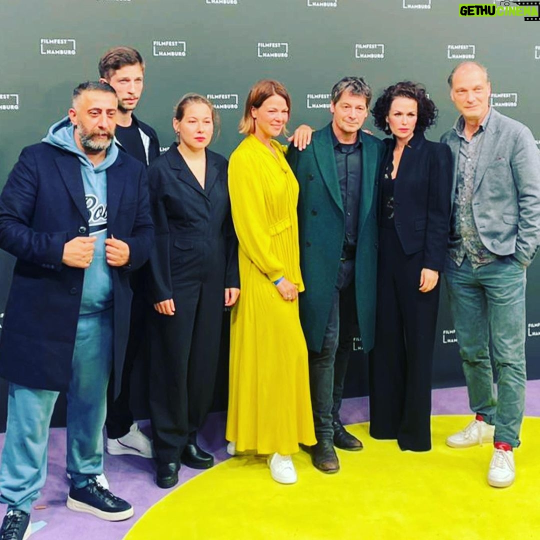 Jessica Schwarz Instagram - Endlich mal wieder im Kino gewesen❤️🔥 @filmfesthamburg #allesaufrot #premiere #freundetreffen #zdf #arte @networkmovie #larsbecker#fritzkarl#nicholasofczarek @khodrkida #martinbrambach