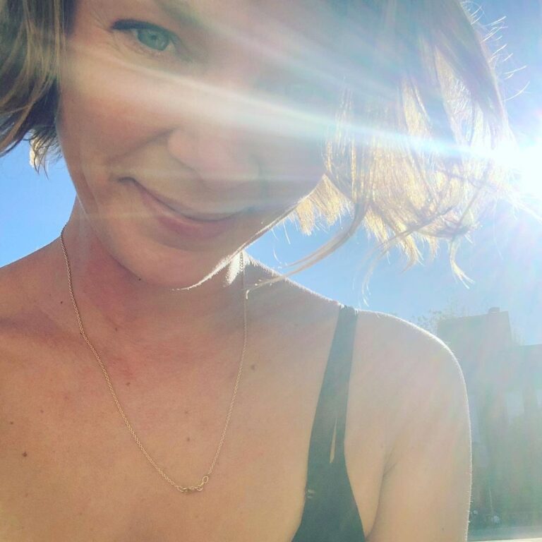 Jessica Schwarz Instagram - Sending you sun kisses and don’t be mad with me, I decided to live a new life and you’ll be able to join me very soon ... #trytostaysunny#sendyousomuchsun#portugal#makingmovieswilleverbemylife