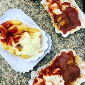 Jessica Schwarz Instagram - Berlin ohne Currywurst/Pommes/Schranke geht nicht 😋😋😋 #byebyeberlin#musswiederweiterziehen#willmissyou