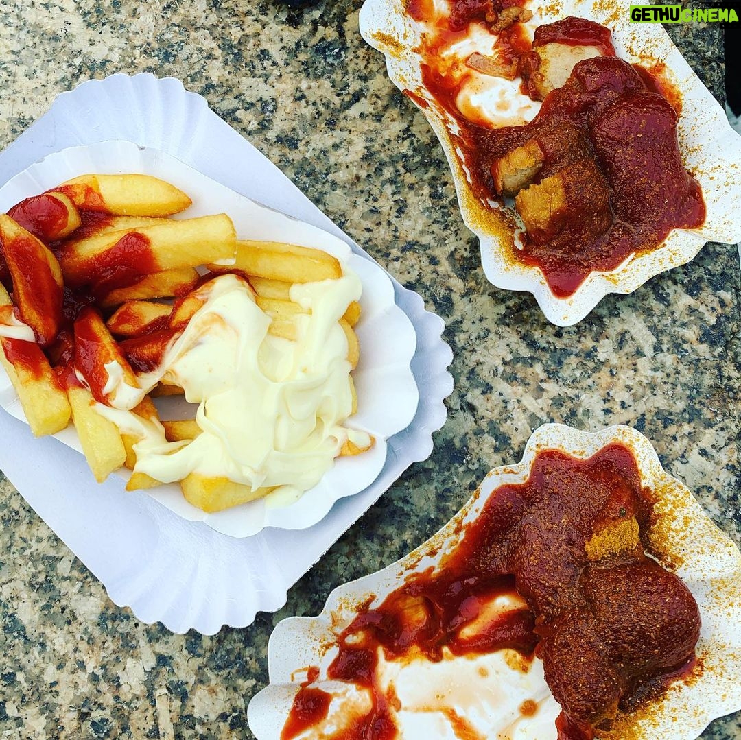 Jessica Schwarz - 2.1K Likes - Berlin ohne Currywurst/Pommes/Schranke geht nicht 😋😋😋 #byebyeberlin#musswiederweiterziehen#willmissyou