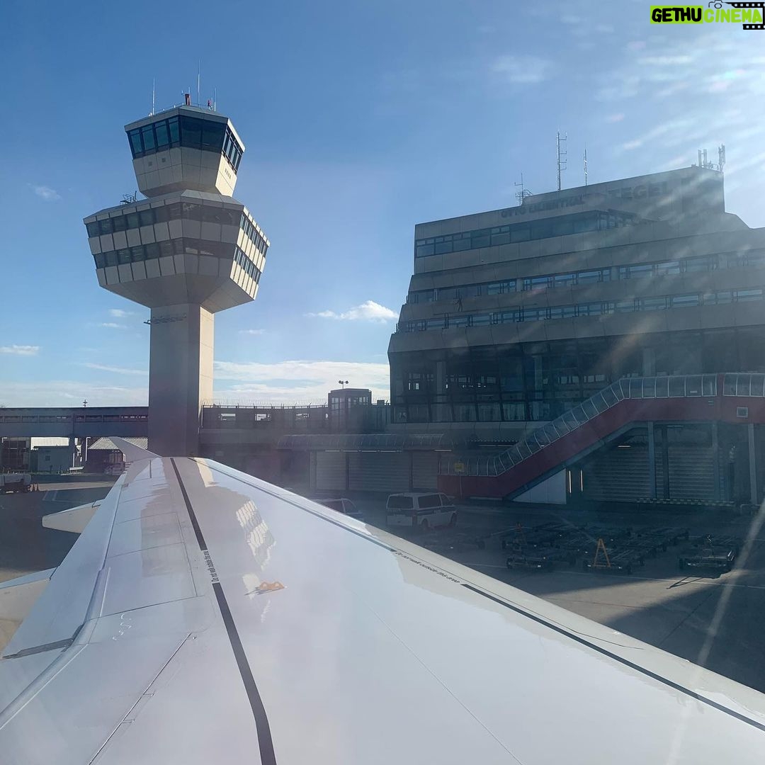 Jessica Schwarz Instagram - Ein letztes Mal 🤩 #danketegel❤️#wirkommenzwarnichausdemflieger#weilalleschonambersind#machtabernichts😬 Berlin, Germany