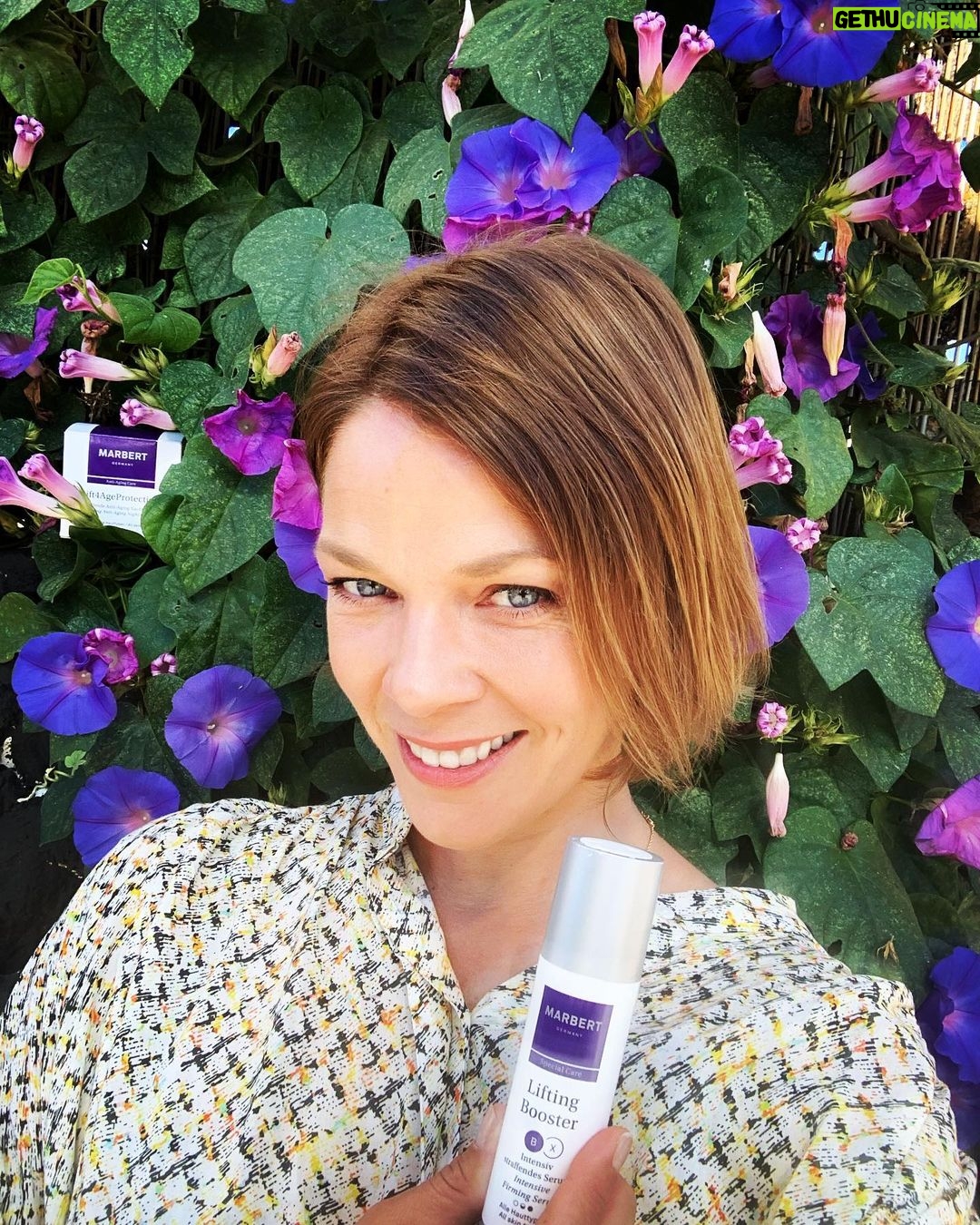 Jessica Schwarz Instagram - Werbung: Meine Beauty-Lieblinge von @marbertgermany dürfen auch in Portugal nicht fehlen. Ich bin ein großer Fan des MARBERT Lifting Boosters in Kombination mit der Gesichtspflege von Lift4AgeProtection. Die straffende Powerpflege sorgt für eine glatte Haut und jugendliches Aussehen. Ganz ohne Botox und Facelifting ;-) Gleichzeitig bringt die Glow Body Cream meine Haut zum Strahlen. Danke @ybpn_de, dass ihr mir die Produkte zur Verfügung gestellt habt. Die Beauty Experten in den YBPN-Parfümerien können Dich individuell beraten und finden gemeinsam mit Dir die Pflege, die perfekt zu Deinen Hautbedürfnissen passt. Wenn ihr auch so eine tolle Box mit meinen MARBERT Favorites bekommen wollt, habt ihr jetzt die Chance 1 von 3 Paketen mit den 3 Produkten zu gewinnen. Alles was ihr tun müsst, ist @ybpn_de, @marbertgermany und mir zu folgen und unter diesem Post zu kommentieren, weshalb ihr eines der Pakete gewinnen möchtet. Die Gewinner werden am 23.10.2020 von Marbert per DM benachrichtigt. Viel Glück. Die Teilnahmebedingung findet ihr über den Link in meiner Bio. #ybpn #marbertgermany #madeingermany #beautylovers#metime