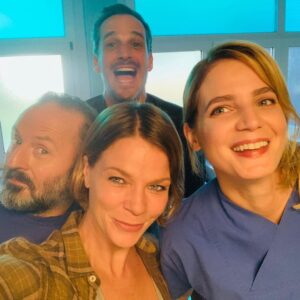 Jessica Schwarz Instagram - Cops 👮‍♀️👮🏻& docs 🧑🏻‍🔬👩🏼‍🔬 gute Überschrift @maxvonthun bye bye @robertschupp und @rikeschmid schön war’s #schwarzwaldkrimi#zdf#lovemyjob