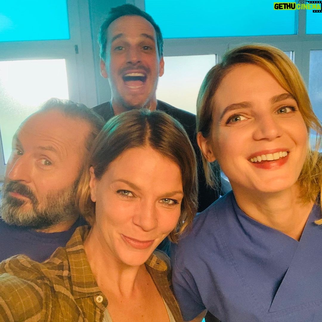 Jessica Schwarz - 2.1K Likes - Cops 👮♀️👮🏻& docs 🧑🏻🔬👩🏼🔬 gute Überschrift @maxvonthun bye bye @robertschupp und @rikeschmid schön war’s #schwarzwaldkrimi#zdf#lovemyjob