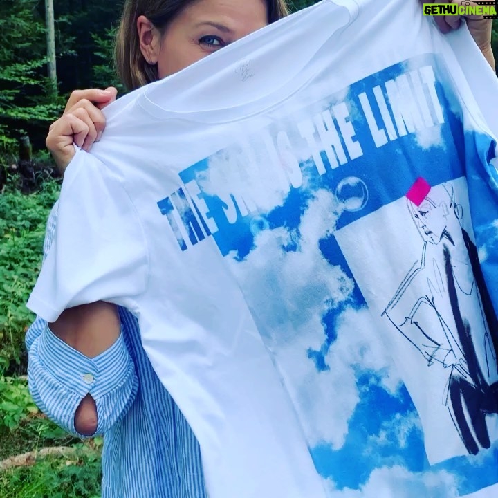Jessica Schwarz Instagram - Danke @marccain Freu mich schon so auf die digitale Show am 05.August 💙💙💙#theskyisthelimit#marccain#ad