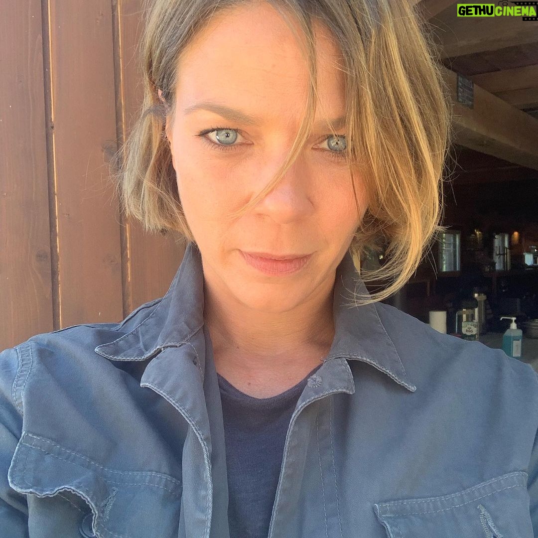 Jessica Schwarz - 1.9K Likes - Endlich wieder auf Arbeit, geschminkt, fühlt sich auch wieder völlig neu an #kajalaugen @zdf #schwarzwaldkrimi @marcus_o_rosenmueller @maxvonthun @nadjaboby #jeanettehain