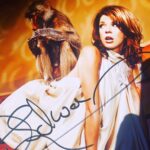 Jessica Schwarz Instagram - Was man nicht schon alles für shootings gemacht hat🙈#autogrammpost#dieanderenpavianehabenzugeschaut#throwback#derhatmichtatsächlichangepinkelt😂