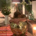Jessica Schwarz Instagram - Mit ner große, goldenen Discokugel, vielen Blumen und noch viel mehr wunderschönen Glückwünschen, ab ins nächste Lebensjahr ♉️ DANKE💜 #jaleben#happy#kissmymen#andhugyouall Berlin, Germany