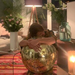 Jessica Schwarz Instagram - Mit ner große, goldenen Discokugel, vielen Blumen und noch viel mehr wunderschönen Glückwünschen, ab ins nächste Lebensjahr ♉️ DANKE💜 #jaleben#happy#kissmymen#andhugyouall
