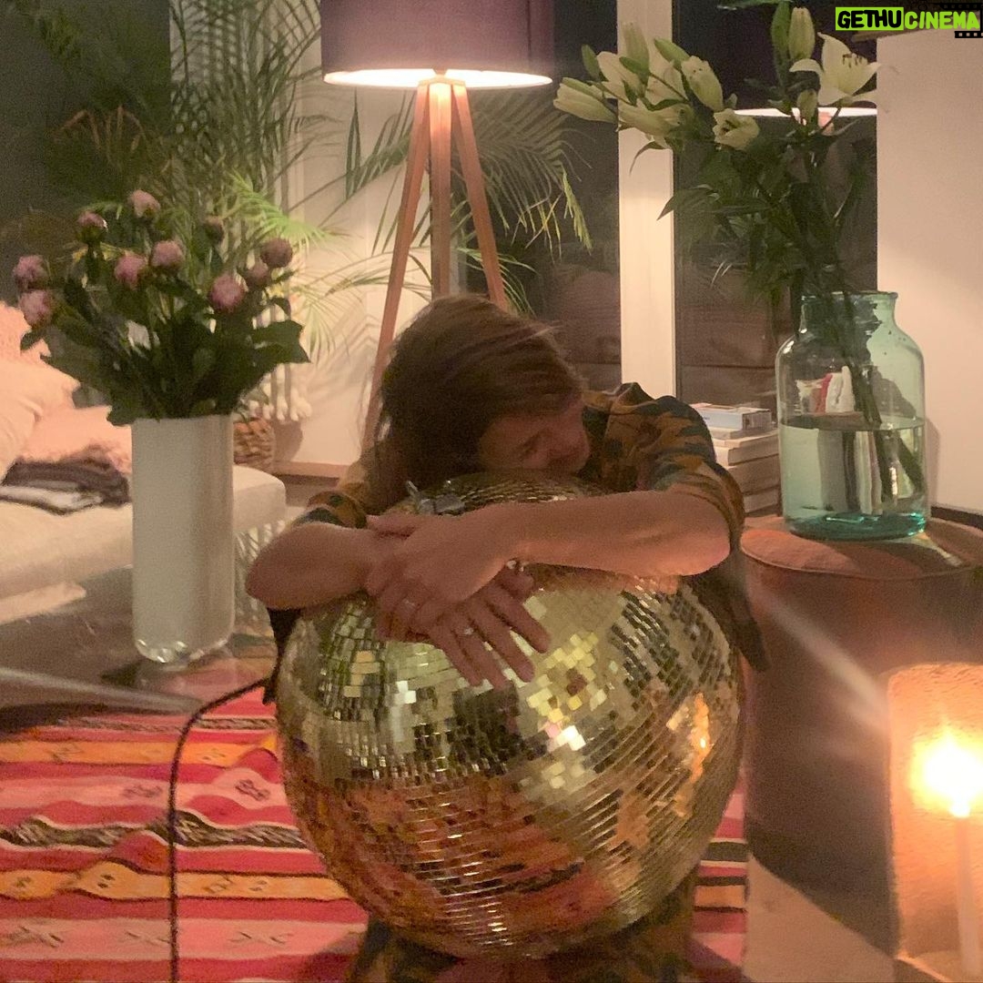 Jessica Schwarz - 1.6K Likes - Mit ner große, goldenen Discokugel, vielen Blumen und noch viel mehr wunderschönen Glückwünschen, ab ins nächste Lebensjahr ♉️ DANKE💜 #jaleben#happy#kissmymen#andhugyouall