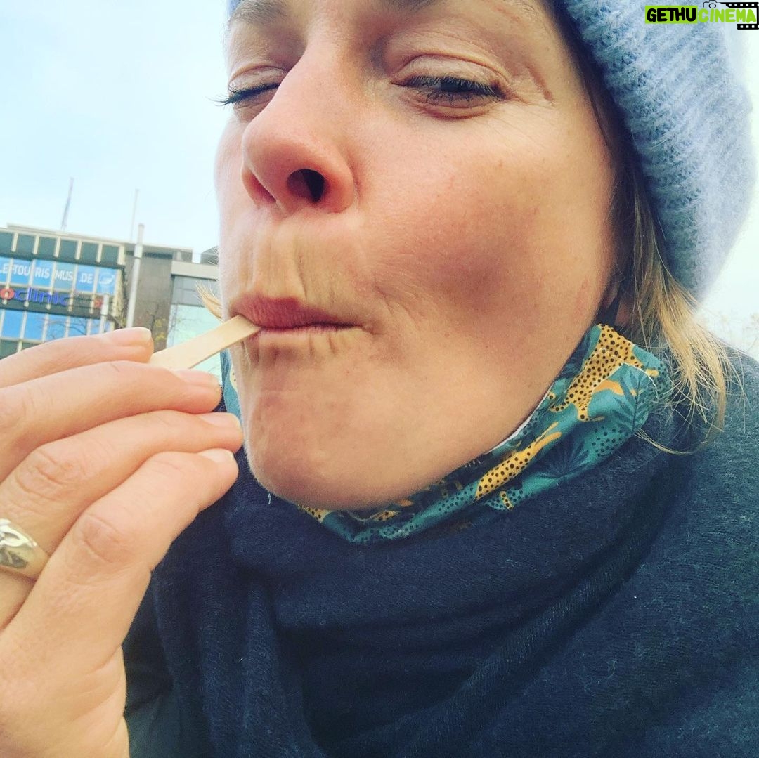 Jessica Schwarz - 2.1K Likes - Berlin ohne Currywurst/Pommes/Schranke geht nicht 😋😋😋 #byebyeberlin#musswiederweiterziehen#willmissyou