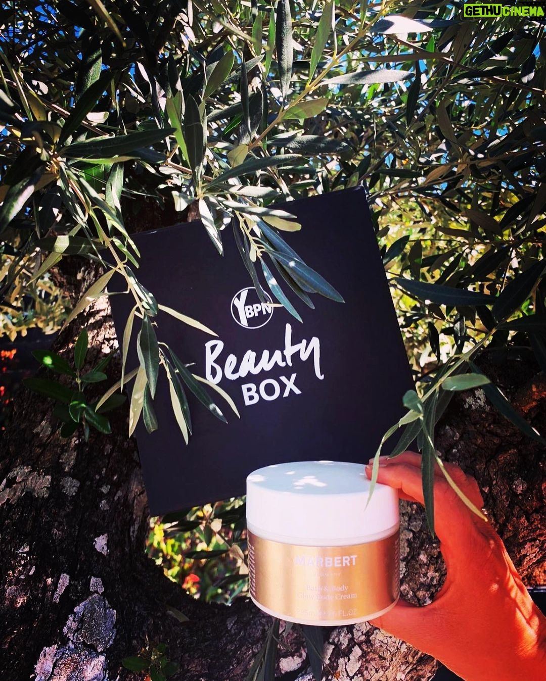 Jessica Schwarz Instagram - Werbung: Meine Beauty-Lieblinge von @marbertgermany dürfen auch in Portugal nicht fehlen. Ich bin ein großer Fan des MARBERT Lifting Boosters in Kombination mit der Gesichtspflege von Lift4AgeProtection. Die straffende Powerpflege sorgt für eine glatte Haut und jugendliches Aussehen. Ganz ohne Botox und Facelifting ;-) Gleichzeitig bringt die Glow Body Cream meine Haut zum Strahlen. Danke @ybpn_de, dass ihr mir die Produkte zur Verfügung gestellt habt. Die Beauty Experten in den YBPN-Parfümerien können Dich individuell beraten und finden gemeinsam mit Dir die Pflege, die perfekt zu Deinen Hautbedürfnissen passt. Wenn ihr auch so eine tolle Box mit meinen MARBERT Favorites bekommen wollt, habt ihr jetzt die Chance 1 von 3 Paketen mit den 3 Produkten zu gewinnen. Alles was ihr tun müsst, ist @ybpn_de, @marbertgermany und mir zu folgen und unter diesem Post zu kommentieren, weshalb ihr eines der Pakete gewinnen möchtet. Die Gewinner werden am 23.10.2020 von Marbert per DM benachrichtigt. Viel Glück. Die Teilnahmebedingung findet ihr über den Link in meiner Bio. #ybpn #marbertgermany #madeingermany #beautylovers#metime