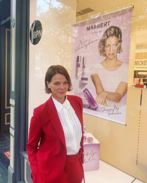 Jessica Schwarz Instagram - Heute bin ich als Markenbotschafterin für @marbertgermany und das Parfümerienetzwerk @ybpn_de in Köln bei der @parfuemerie_becker für euch unterwegs... Wenn ihr mehr über eine persönliche Beratung in den YBPN Parfümerien erfahren wollt, schaut in meiner Story vorbei :-) #marbertgermany#ybpn#parfümeriebecker#madeingermany#beautylovers#metime