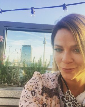 Jessica Schwarz Instagram - The sky is the limit @marccain  Endlich mal wieder im Kino gesessen und die neuste Kollektion genossen👏🏼 Wir können uns auf s/s2021 freuen 💙 #marccaingirls#marccain#theskyisthelimit 💄by @katharina_handel
