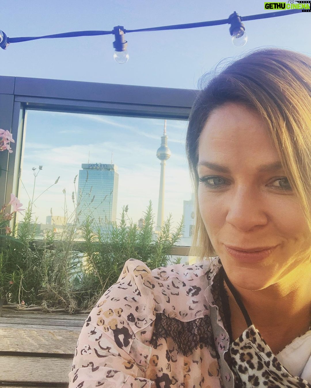 Jessica Schwarz - 1.5K Likes - The sky is the limit @marccain Endlich mal wieder im Kino gesessen und die neuste Kollektion genossen👏🏼 Wir können uns auf s/s2021 freuen 💙 #marccaingirls#marccain#theskyisthelimit 💄by @katharina_handel