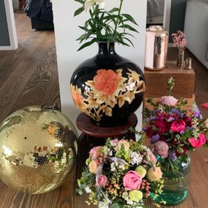 Jessica Schwarz Instagram - Mit ner große, goldenen Discokugel, vielen Blumen und noch viel mehr wunderschönen Glückwünschen, ab ins nächste Lebensjahr ♉️ DANKE💜 #jaleben#happy#kissmymen#andhugyouall