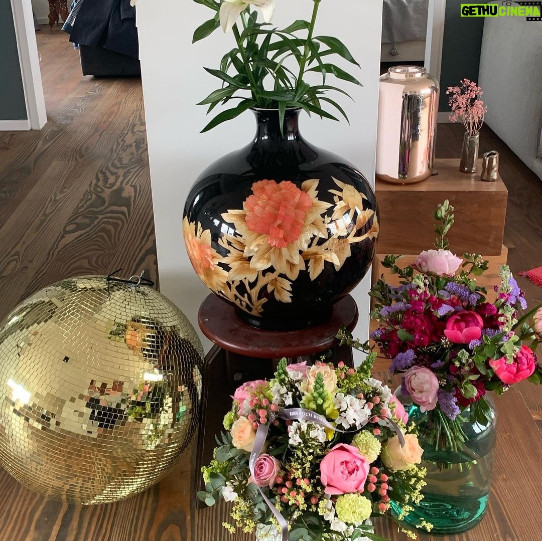 Jessica Schwarz - 1.6K Likes - Mit ner große, goldenen Discokugel, vielen Blumen und noch viel mehr wunderschönen Glückwünschen, ab ins nächste Lebensjahr ♉️ DANKE💜 #jaleben#happy#kissmymen#andhugyouall