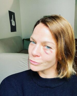 Jessica Schwarz Instagram - Nicht nur positiv, jetzt hat mich auch noch der Wäscheständer ausgeknockt 👊🏼 #reichtgerade#aprilaprildermachtwaserwill#gutdasichgeradenichtdrehenkann#🤌🏻