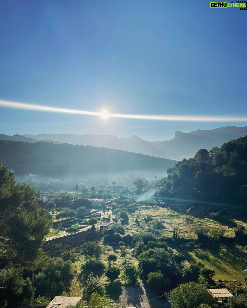 Jessica Schwarz Instagram - Asien oder doch Mallorca 🤔 #beautifullocations#zdf#lillysverschwinden#mallorca#soller#sunrise Port de Sóller