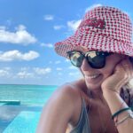 Jessica Schwarz Instagram - Last day in Paradise… #einlachendeseinweinendesauge#dankeschwiegermamafürdietollemütz#missthemagicbluealready#goinghome#goingbacktowork#byebyefischisandsharkys🐠🐡🐬🦈