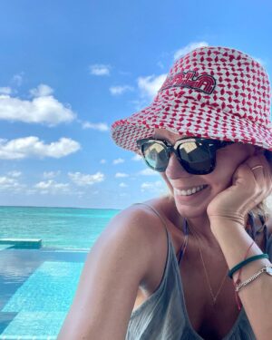 Jessica Schwarz Instagram - Last day in Paradise… #einlachendeseinweinendesauge#dankeschwiegermamafürdietollemütz#missthemagicbluealready#goinghome#goingbacktowork#byebyefischisandsharkys🐠🐡🐬🦈