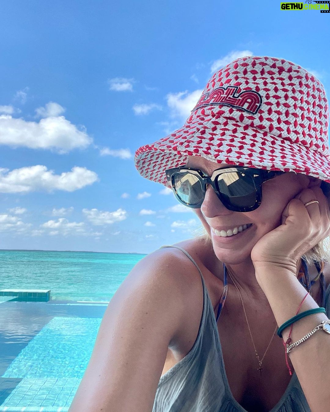 Jessica Schwarz - 2.3K Likes - Last day in Paradise… #einlachendeseinweinendesauge#dankeschwiegermamafürdietollemütz#missthemagicbluealready#goinghome#goingbacktowork#byebyefischisandsharkys🐠🐡🐬🦈