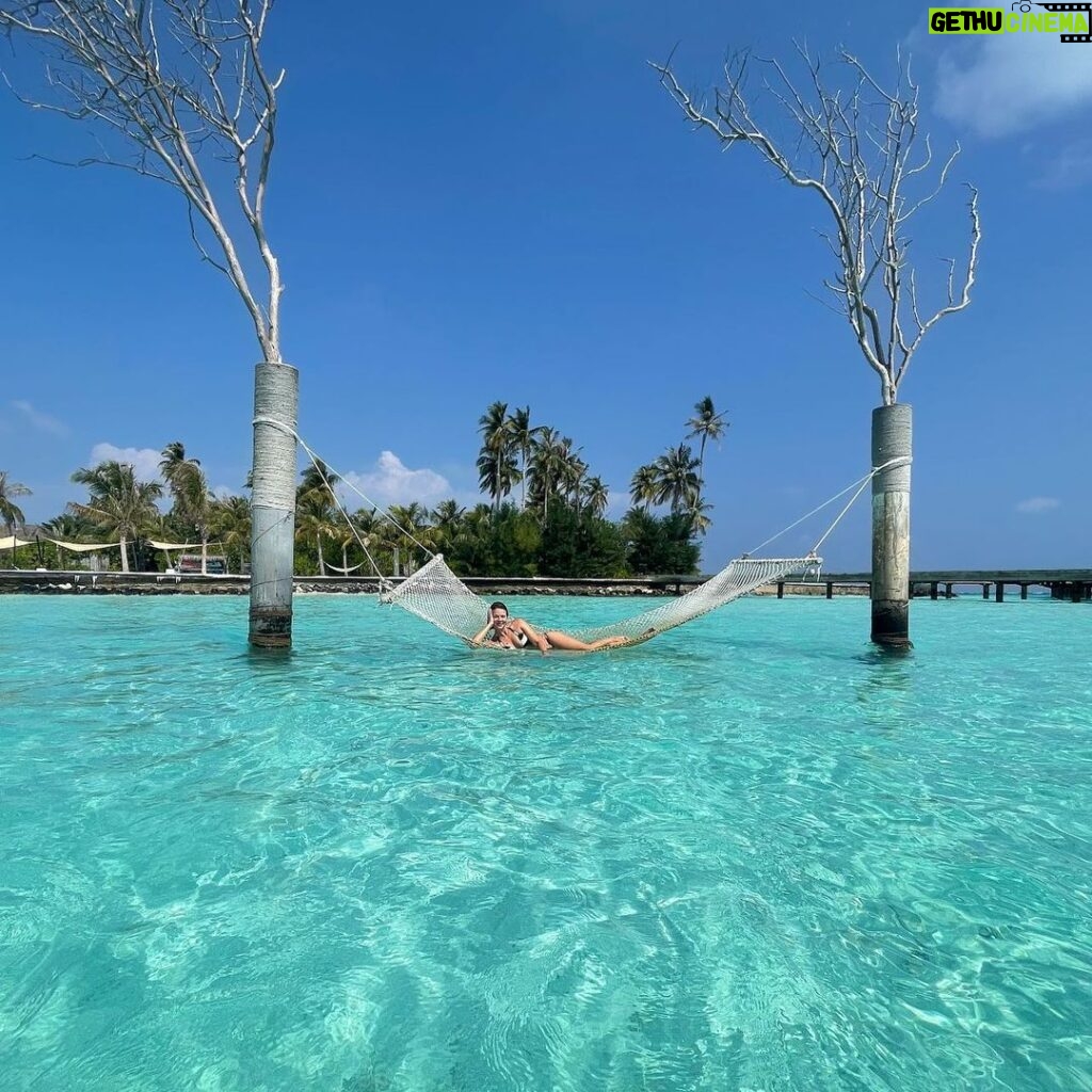 Jessica Schwarz Instagram - Just hanging around …. 🧜🏼‍♀️ #sendsomesunshine#sendsomelove Fushifaru Maldives