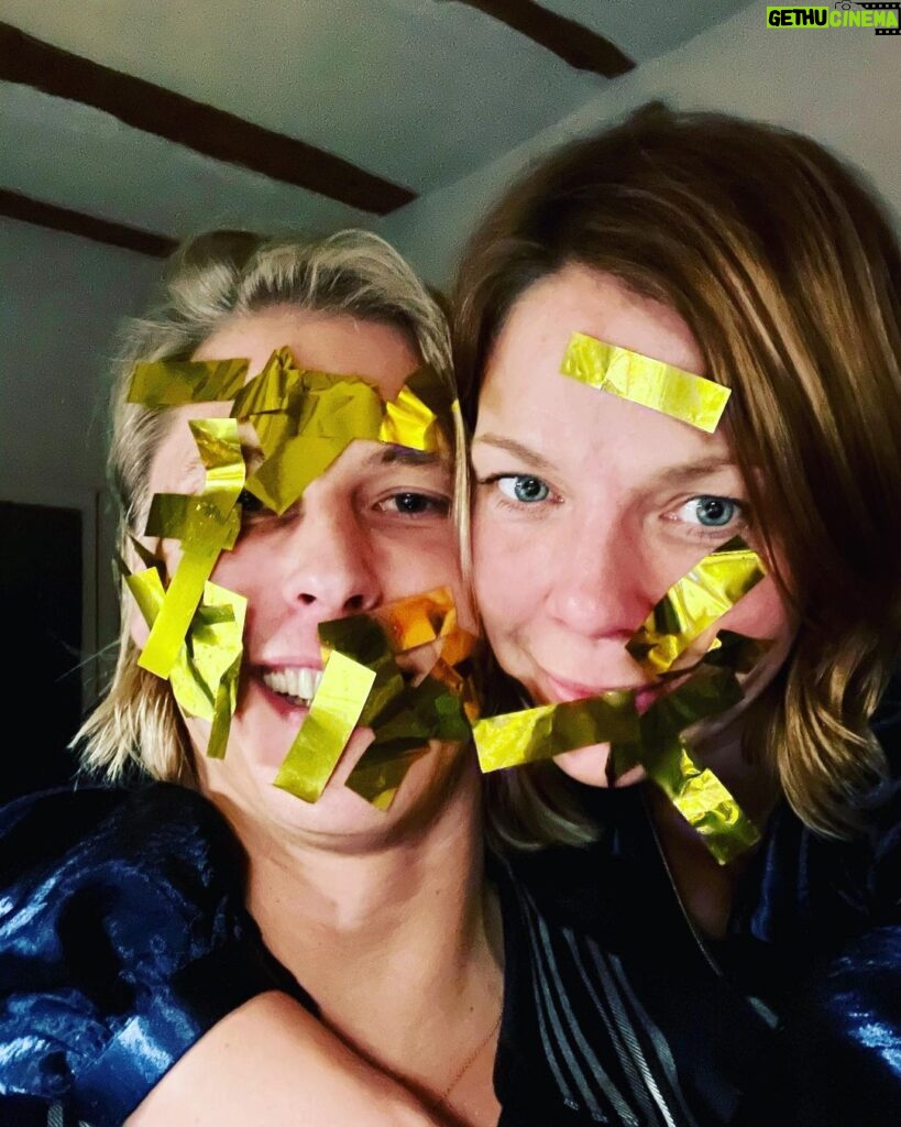 Jessica Schwarz Instagram - Hello 2022💫 Hoffe ihr seid auch alle gut ins neue Jahr getanzt #glitterandglow#2022