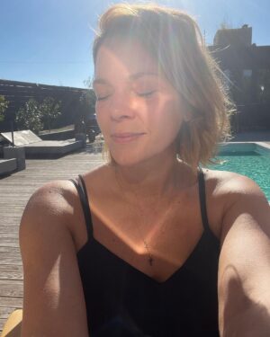 Jessica Schwarz Instagram - Nach 3 Tagen fieser Erkältung, raus in die Wärme 🌞 #sendsomesunshine #homesweethome#textlernenasilike