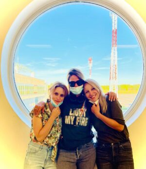 Jessica Schwarz Instagram - Jetzt ist es wirklich #overandout, kann es kaum glauben… 6Wochen, was für eine Reise und mit Euch beiden, ein Fest… Danke @julchen_zu_berlin und @petraschmidtschaller für eure Kreativität, eure Power, eure Warmherzigkeit! Danke @omaingefilm und @warnerbrosde das ihr diesen Trip möglich gemacht habt. Thanks to the fantastic #overandout Team❤️‍🔥 It was a blast, now It’s a wrap 🥺 bye bye @croatia