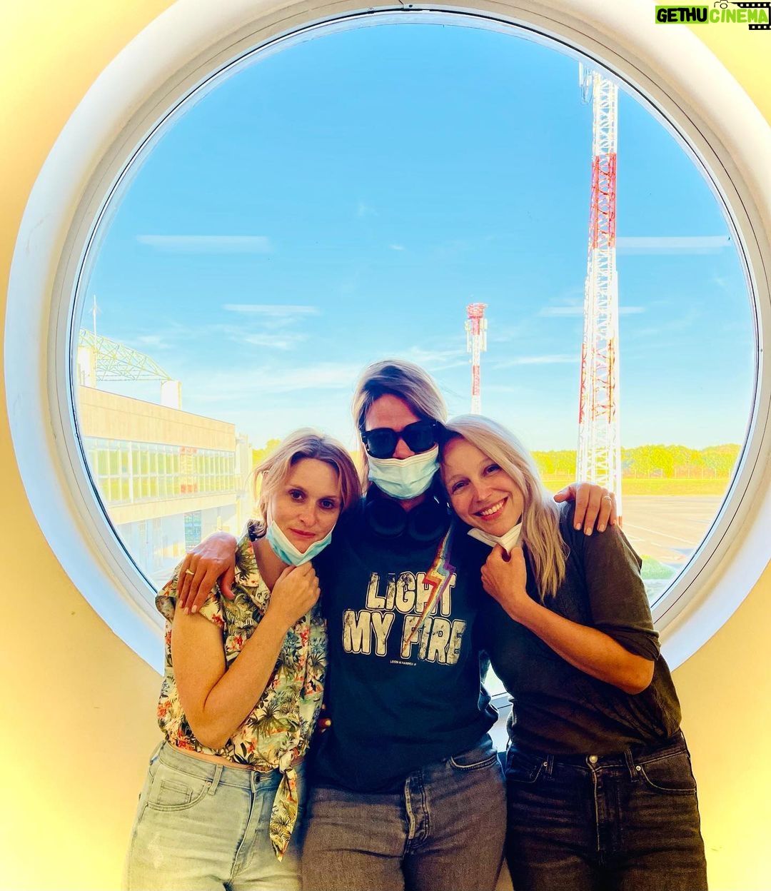 Jessica Schwarz - 1.2K Likes - Jetzt ist es wirklich #overandout, kann es kaum glauben… 6Wochen, was für eine Reise und mit Euch beiden, ein Fest… Danke @julchen_zu_berlin und @petraschmidtschaller für eure Kreativität, eure Power, eure Warmherzigkeit! Danke @omaingefilm und @warnerbrosde das ihr diesen Trip möglich gemacht habt. Thanks to the fantastic #overandout Team❤️🔥 It was a blast, now It’s a wrap 🥺 bye bye @croatia