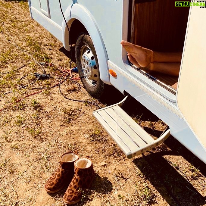Jessica Schwarz Instagram - A little nap in the sun, after hours in f.. cold water š„¶ #freezingcoldwaternatürlich#derleobleibtdraussen#setlife#overandout @omaingefilm @julchen_zu_berlin @warnerbrosde