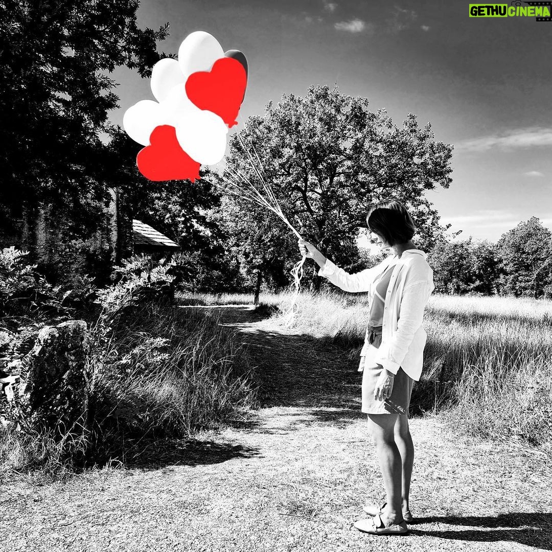 Jessica Schwarz - 2.4K Likes - 🎈Keep your balance 🎈#banksyhommage#setlive#overandout#croatia#warnerbrosde 📸 by @petraschmidtschaller 🎬by @julchen_zu_berlin @omaingefilm