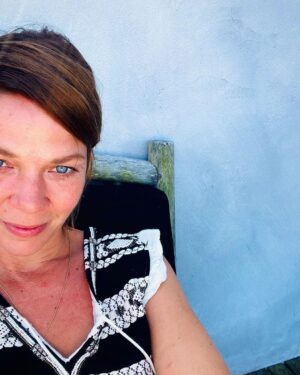Jessica Schwarz Instagram - Mal kurz durchatmen und relaxen nicht vergessen …🦋 #hotelgästesindentspannt#drehalltagnaht #feelingblue