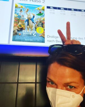 Jessica Schwarz Instagram - Auf auf ins Kino… Mopsi, Flopsi und Co sind wieder am Start 🐰🐰🐰 @peterhase_  auf dem Weg in die große, aufregende Stadt … #imkinoregnetsnicht#endlichwiedervorhangauf#familytime mit den Stimmen von @heikemakatsch @anjakling_official by @sonypictures.de