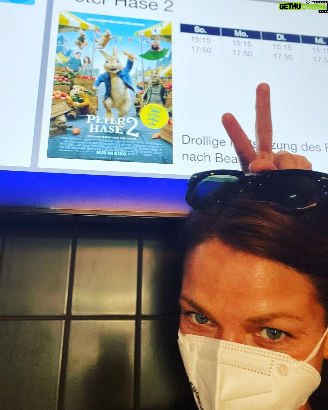 Jessica Schwarz - 1.2K Likes - Auf auf ins Kino… Mopsi, Flopsi und Co sind wieder am Start 🐰🐰🐰 @peterhase_ auf dem Weg in die große, aufregende Stadt … #imkinoregnetsnicht#endlichwiedervorhangauf#familytime mit den Stimmen von @heikemakatsch @anjakling_official by @sonypictures.de