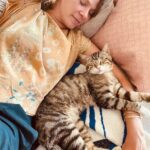 Jessica Schwarz Instagram – Katze mit Kater😻 Er kam, fraß und blieb … #okstay#siesta#catlover#wildone#tigerking