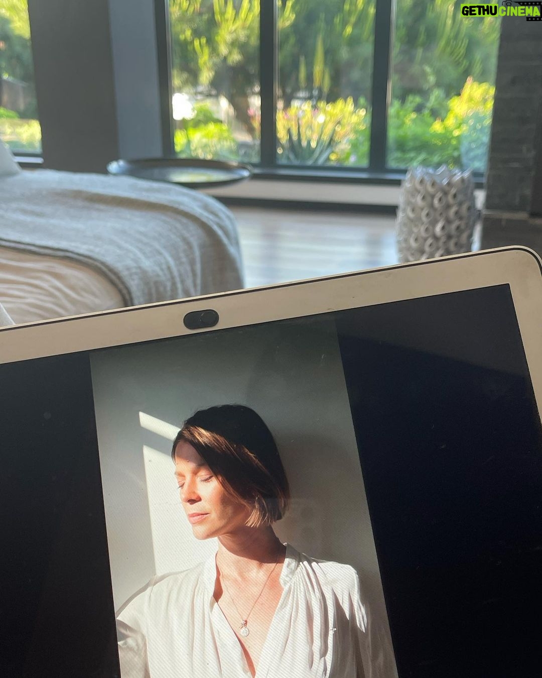 Jessica Schwarz - 2K Likes - Auf der Suche nach schönen Portraits... Ich muss dringend mal neue Bilder machen! Obwohl das mag ich gerne, weil es meine Freundin @rosamerk gemacht hat und wir ein so kreativen, wunderschönen Tag hatten☺️#saturdaymood#sunlightinmyface#friends