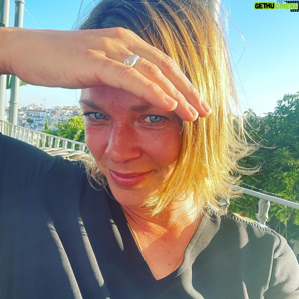 Jessica Schwarz Instagram - Genieße noch die letzten Stunden in Lisboa, bevor die Schnapszahl zuschlägt😌#44💪🏼#leckeressengleich#unddieliebehältmeinehand#unddietollsteschwiegermutteristauchamstart#undmeinebestefreundinistaufdemweg#tolltolltoll❤️