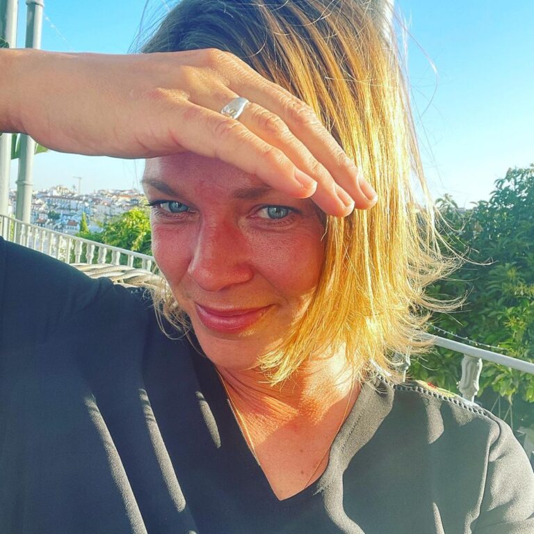 Jessica Schwarz Instagram - Genieße noch die letzten Stunden in Lisboa, bevor die Schnapszahl zuschlägt😌#44💪🏼#leckeressengleich#unddieliebehältmeinehand#unddietollsteschwiegermutteristauchamstart#undmeinebestefreundinistaufdemweg#tolltolltoll❤️