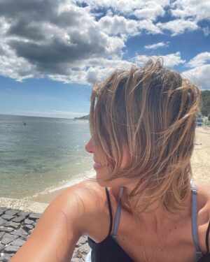 Jessica Schwarz Instagram - Kurze Erholung nach 6 unglaublichen Tagen, mit fantastischen Gästen und 14 Stunden Tagen 🤪 I love it #stadtstrand#setubal#abinsmeer#peaceful#happy @reves.etoilesportugal