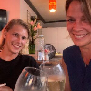 Jessica Schwarz Instagram - Fix und fertig, aber so glücklich 😀 Haben es tatsächlich geschafft, bis zur Ankunft unserer ersten Gäste fertig zu werden... hello new @reves.etoilesportugal  Musste gerade erst mal kurz ne Runde heulen, aber jetzt gehts schon wieder 🥂 #dreamteam#jetztgehtdiearbeiteretrichtiglos#aberderwirklichspannendeteil##dankemeineliebe#hoffenaufschnelleimpferfolge#damitesdannauchrichtigdolllosgeht
