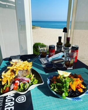 Jessica Schwarz Instagram - Aus dem Meer, an den gedeckten Tisch 🙏🏼 Wünsche uns das allen wieder!!!! #danke#endlichwiederessengehen#durchhalten#eslohntsich