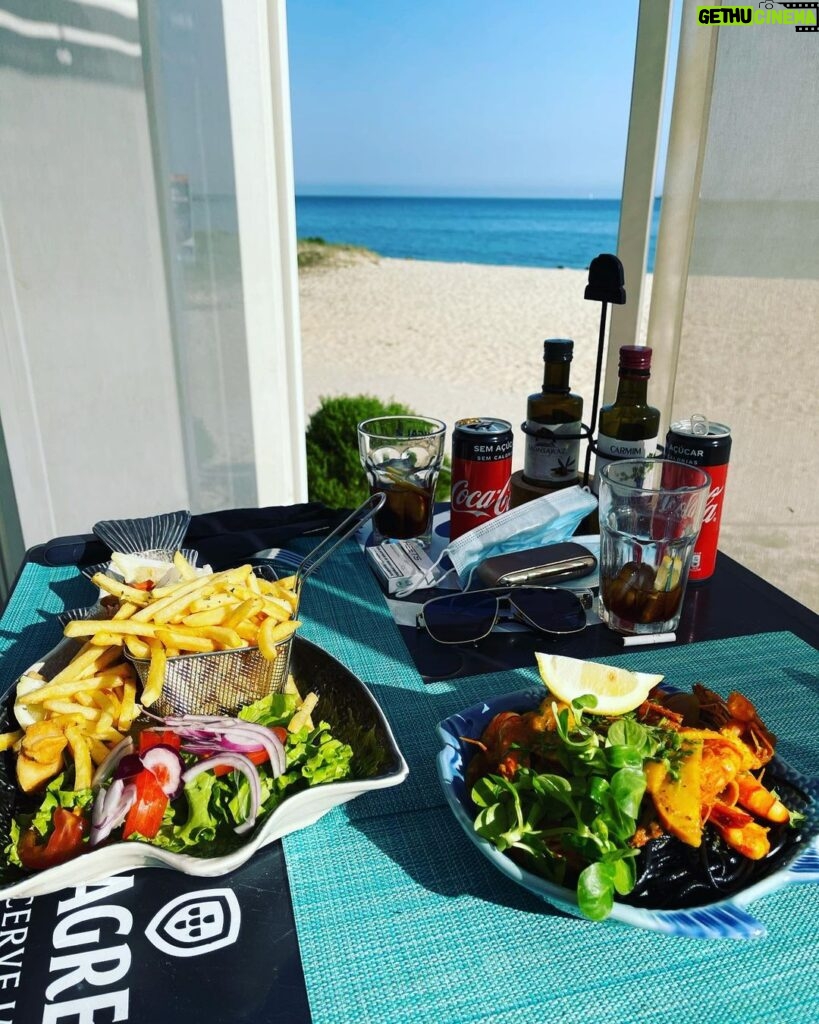 Jessica Schwarz Instagram - Aus dem Meer, an den gedeckten Tisch 🙏🏼 Wünsche uns das allen wieder!!!! #danke#endlichwiederessengehen#durchhalten#eslohntsich Portinho Da Arrábida, Setubal, Portugal