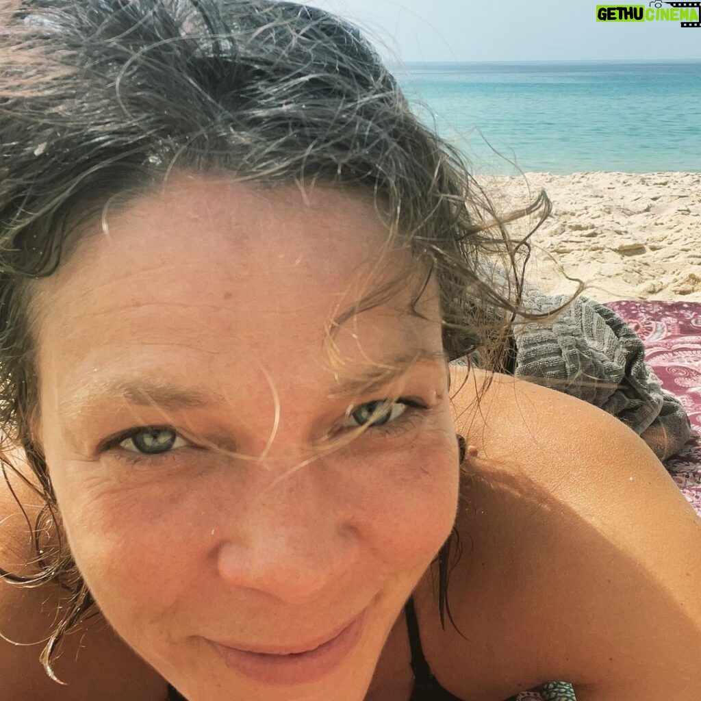 Jessica Schwarz Instagram - Endlich dürfen wir hier wieder an den Strand 🐬 2 1/2 Monate harter Lockdown hinter uns, aber es gab ja viel zu tun ... portugal#comporta#rêvesétoilés #hotelumbau#malerntageintagaus#spachtelnschleifenbohren#undfinally#abinsMeer