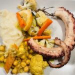Jessica Schwarz Instagram - Gerichte für unser neues Hotel zaubern 😋 Ja es fehlt noch an der Inszenierung , aber der Hunger war zu groß...😂 aber butterzart, der frische Oktopus vom Markt ...#foodlover#cookingwithlove#freshfish #setubal#portugal#stillabittogo Portugal