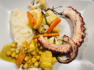 Jessica Schwarz Instagram - Gerichte für unser neues Hotel zaubern 😋  Ja es fehlt noch an der Inszenierung , aber der Hunger war zu groß...😂 aber butterzart, der frische Oktopus vom Markt ...#foodlover#cookingwithlove#freshfish #setubal#portugal#stillabittogo