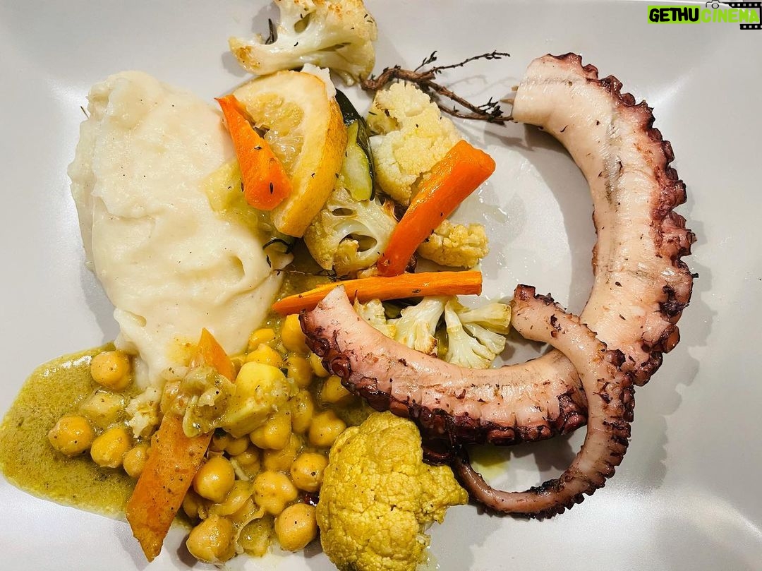 Jessica Schwarz - 1.2K Likes - Gerichte für unser neues Hotel zaubern 😋 Ja es fehlt noch an der Inszenierung , aber der Hunger war zu groß...😂 aber butterzart, der frische Oktopus vom Markt ...#foodlover#cookingwithlove#freshfish #setubal#portugal#stillabittogo