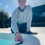 Jessica Schwarz Instagram - Jeden Tag eine gute Tat🦎 Pool Rettungsaktion geglückt... #wildlife#kälteschock#backtonature