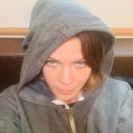 Jessica Schwarz Instagram - Nach Quarantäne und Wochenende, back to work... Ich hatte echt schon vergessen, dass Drehen vor allem auch WARTEN bedeutet 🥱#gelduld#nope#getmeoutofthetrailerpark#shooting#now Reeperbahn